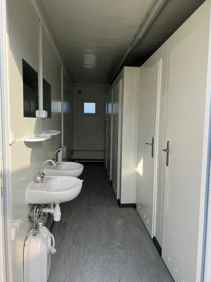 Modulo Sanitario 6×2,44 m con 5 WC